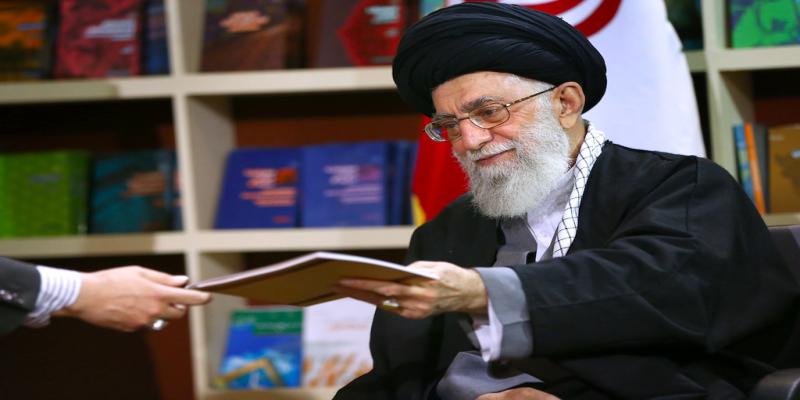رونمایی از تقریظ رهبر انقلاب بر کتاب «تنها گریه کن» 