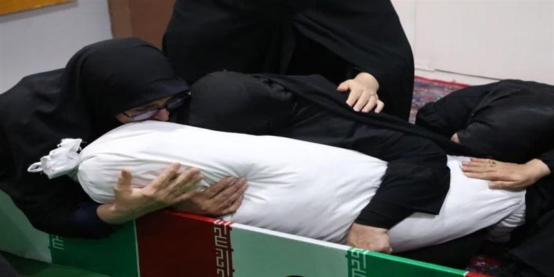 دیدار جانسوز مادر شهید علی آقا عبداللهی با پیکر فرزند + عکس و فیلم